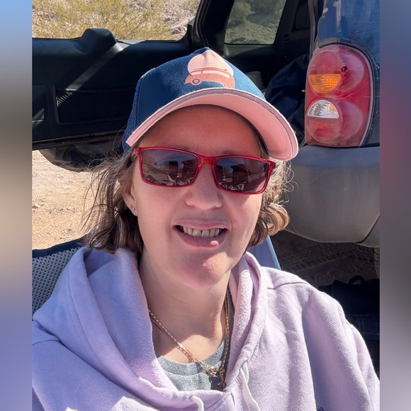 Meet your Posher, April - Picture 2 of 7